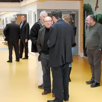 Les participants échangent leurs points de vue.