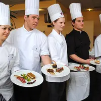 Les lauréats et leurs plats. Thomas Prémaud est le second en partant de la gauche.