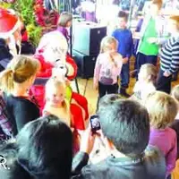 Le Père Noël a exceptionnellement avancé sa traditionnelle distribution de cadeaux.