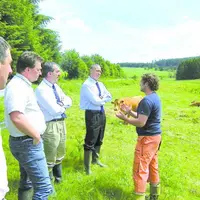 De gauche à droite : Stéphane Moreau, président des Jeunes agriculteurs, François Auriche, des JA, le sous-préfet d’Aubusson, Jean-Paul Mosnier, le pr