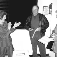 Régine Migot félicite les médaillés Roland Leroy et Bernadette Jamot.
