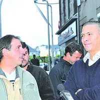 Stéphane Moreau, président de Jeunes agriculteurs de Creuse discute avec le préfet Hugues Moutouh (à droite).