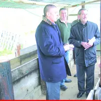 Le préfet Hugues Moutouh, l'éleveur Patrick Chicon et le sous-préfet Jean-Paul Mosnier.