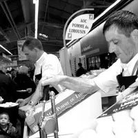 Impressionnant, le nombre de pommes découpé par minutes et englouti aussi vite par les visiteurs du salon de l’agriculture !