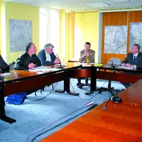 Les responsables laitiers de la FDSEA avec Didier Bayer, président (2e à gauche) en discussion avec Didier Kholler, directeur départemental des territ