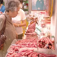 Vente de charcuterie dans une boutique chinoise.