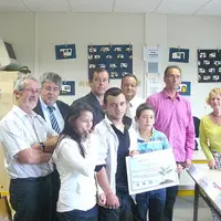 Les collégiens vainqueurs entouré des organisateurs et partenaires du concours.