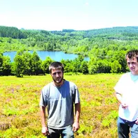 Pierre-François Leclère, à gauche, entretient depuis 3 ans la lande du Puy Lacroix situé au bord du lac de Vassivière.