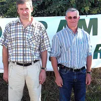 Pascal Devars (à gauche), conseiller à la chambre d'agriculture de la Creuse et Daniel Tixier, agriculteur, dont la ferme fait partie du réseau de fer