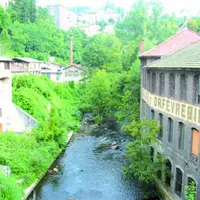 Anciennes usines le long de la rivière.