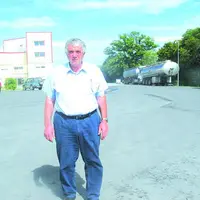 Jean-Claude Chavegrand devant la laiterie familiale, à Maison-Feyne.