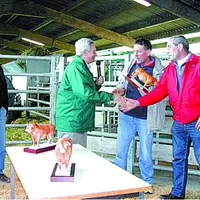 Un taureau en porcelaine a été remis aux éleveurs fidèles à Gévial par Bernard Roux, le président de France Limousin sélection et Paul Urbain, préside