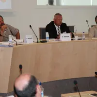 Dominique Chapolard, secrétaire général, et Gilles Brenon, président, animent le débat sur les modifications à apporter aux Gaec.