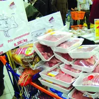 Lors d’une précédente action, le 3 décembre dernier, des éleveurs porcins et bovins, au supermarché Leclerc de Guéret.