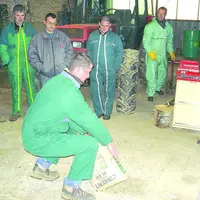 Mise en situation lors d’une journée de formation : porter sans forcer sur le dos.
