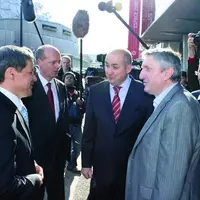 Dacian Ciolos à son arrivé au 47e SIA. Il est accueilli par Jean-Luc Poulain, président du SIA, Jean-Michel Lemétayer et Dominique Barraud.