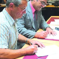 J.-C. Saule, président du Pôle emploi agricole et M. Jouhette, président du Geiq AgriQualif signent la convention.