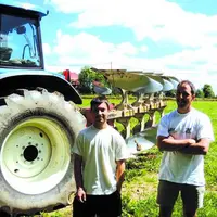 Romain Ageorges, à gauche, et Stéphane Moreau, chez qui il effectue son remplacement.