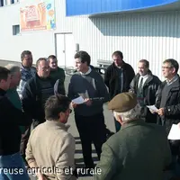 Les producteurs laitiers du Glac en pleine discussion avec M. Parreau, directeur de Leclerc à Ussel.