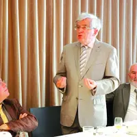 L’Indrien Vanik Berbérian, président de l’association des maires ruraux de France (à gauche), écoute l’ancien ministre socialiste Jean-Pierre Chevènem