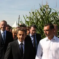 Nicolas Sarkozy en visite aux « Terres à l’envers ». À droite, chemise blanche, Jean-Michel Schaeffer, président de Jeunes Agriculteurs, et en arrière