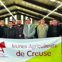 Le nouveau bureau de Jeunes agriculteurs de la Creuse, avec Stéphane Moreau (les mains croisées au centre), et Olivier Dumas (à sa droite derrière lui