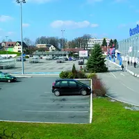 Le parking vide, ou presque, de Carrefour Guéret bloqué par les éleveurs porcins, en mars dernier. Alors qu’elles étaient réservées au départ, les gra