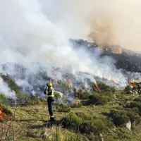 Brûlage pastoral en cours sur une parcelle, sous les yeux d'un pompier de l'UISSC7.