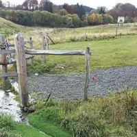 L'aménagement des berges permet de réduire le piétinement des animaux dans le cours d'eau et de préserver la qualité de l'eau bien qu'il n'y ait pas d