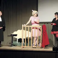 En abordant le thème du loup par le biais des contes, le troupe En compagnie des Oliviers apporte une touche d’humour sur le sujet.