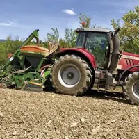 Dans les Cuma de Lozère, les premiers tracteurs sont arrivés au milieu des années quatre-vingt. Avec le développement du service complet, cette activi