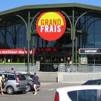 La chaîne américaine Costco arrive en France en proposant des produits en grand format présentés sur palettes.