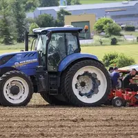 Mardi 24 mai, le Gaec des Rivières a accueilli sur ses parcelles une machine pour repiquer mécaniquement des betteraves fourragères. Venue de Bretagne