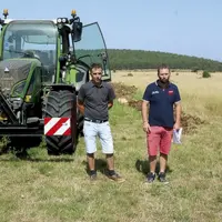 Mardi 11 juillet, les JA et la FDSEA ont mené une action sur le terrain pour protester contre le zonage des prairies sensibles, qui « bloque le travai