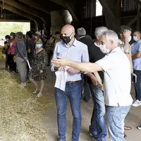 Les députés aveyronnais échangent avec les agriculteurs jeudi 3 juin au Gaec des Belles Vaches.