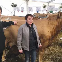 Philippe Jaques avec Nicole Cros, éleveuse, aux Boeufs de Laguiole.