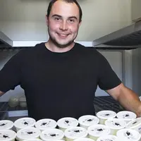 Agriculteur et depuis peu patron de sa propre entreprise de transformation, Yoan Bex se lance dans le créneau d’un célèbre fromage italien, avec une m