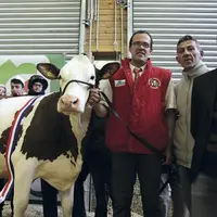 De gauche à droite : Irebranche, Roland Valentin, Franck Villevieille, technicien bovin lait à la chambre d’agriculture, et Olivier Delair qui a jugé