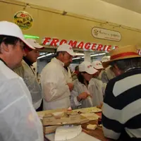 Dégustation de fromages dans le pavillon des produits laitiers