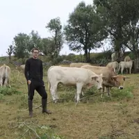 Associé avec son frère et sa mère en Gaec, David Cayrel produit entre 40 et 50 fleur d’Aubrac par an.