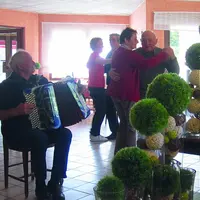 Atmosphère conviviale et dansante après le repas.