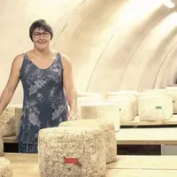 Isabelle Manhès au milieu des fourmes en cours d’affinage.
