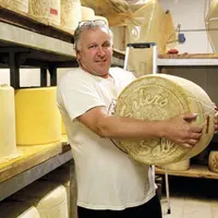 Durant un mois, en attendant une dérogation, la fabrication d'AOP salers est stoppée. Dans l'incapacité d'une production tout à l'herbe, l'appellation