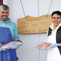 En parallèle d’un cheptel salers, le Gaec des Étangs de Marfon (Polminhac, Cantal) élève des truites qu’on peut venir pêcher, mais dont les filets tra