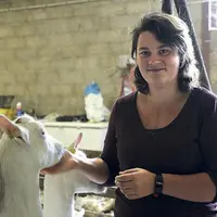Manon Moorleghem vend sa production à la Fromagerie des Cévennes.