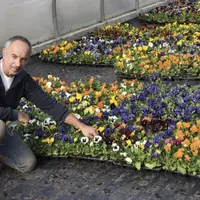 Serge Maugein devant ses pensées, destinées à la benne.