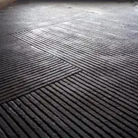 Rainurer un sol plein ou un caillebotis est une solution salvatrice pour éviter les glissades et accidents graves.