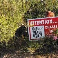 La pose de panneaux de signalisation sur les chemins et voies publiques permet d’informer les personnes se rendant dans la zone qu’une chasse a lieu.