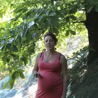 Mathilde Lucain dans sa châtaigneraie.