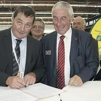 Signature de la convention entre Jacques Chazalet, président de la Safer Auvergne et André Janot, président du Crédit agricole Centre France.